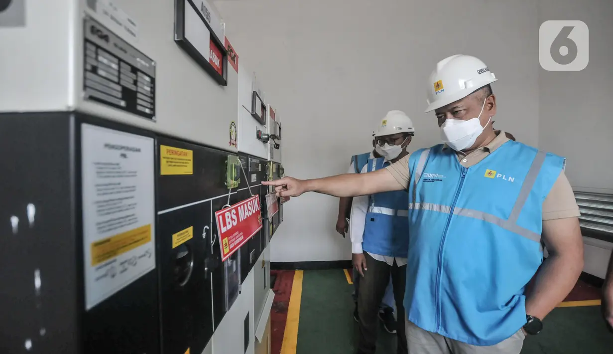 General Manager PLN Unit Induk Distribusi Jakarta Raya Doddy B. Pangaribun bersama petugas mengecek kesiapan pasokan listrik di Sirkuit Formula E, Ancol, Jakarta Utara, Kamis (12/5/2022). (merdeka.com/Iqbal S. Nugroho)