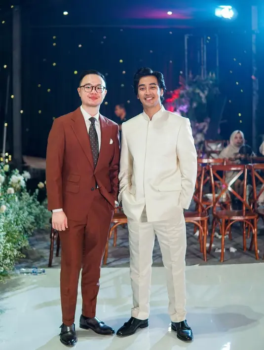 Penampilannya dilengkapi dengan sepatu pantofel hitam. [@jonatanwongso]