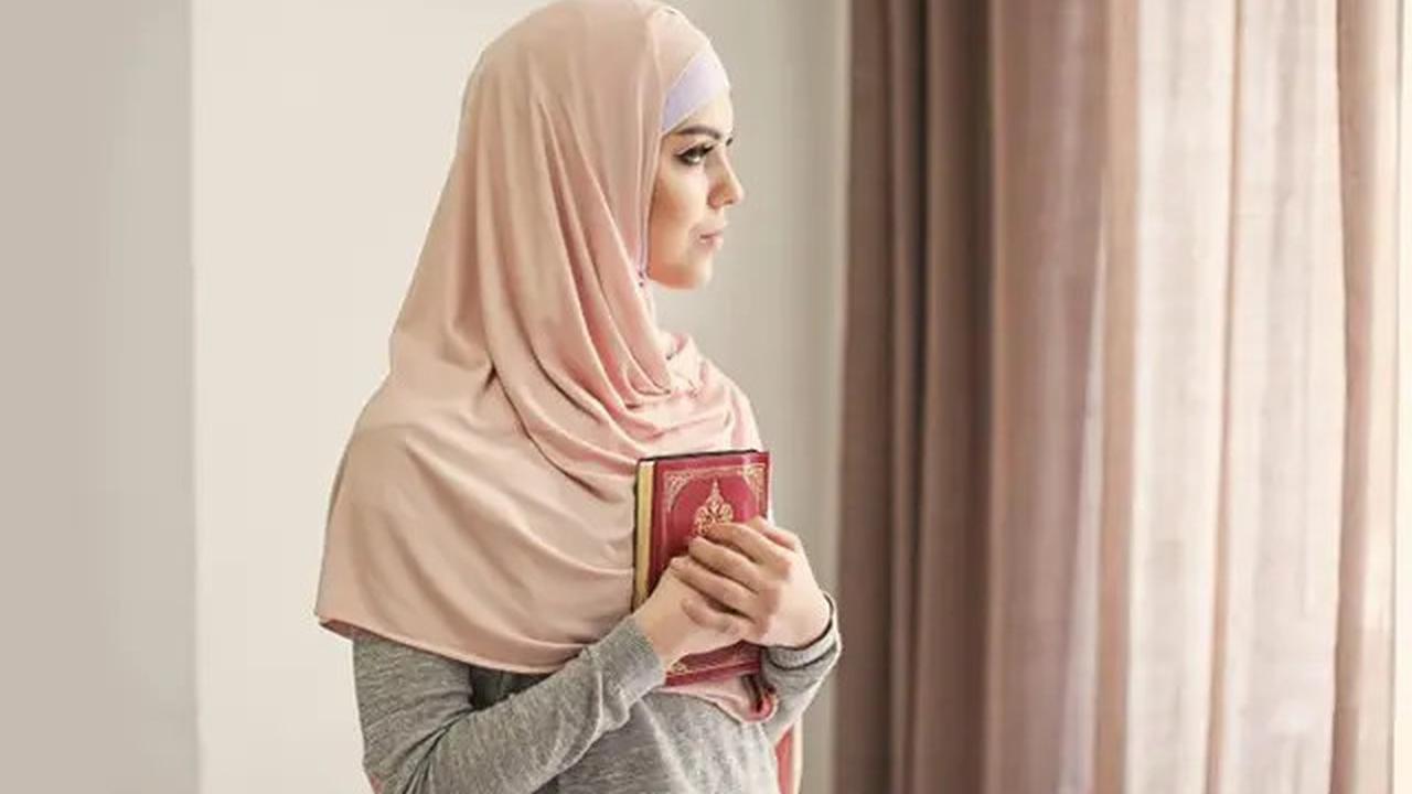 Menyendiri atau Bergaul, Mana yang Lebih Utama bagi Seorang Muslimah?