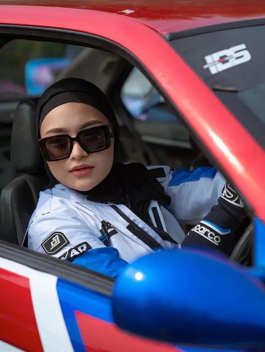 Di balik sosok feminin Nathalie Holscher, rupanya ia memiliki bakat sebagai drifter [@nathalieholscher]