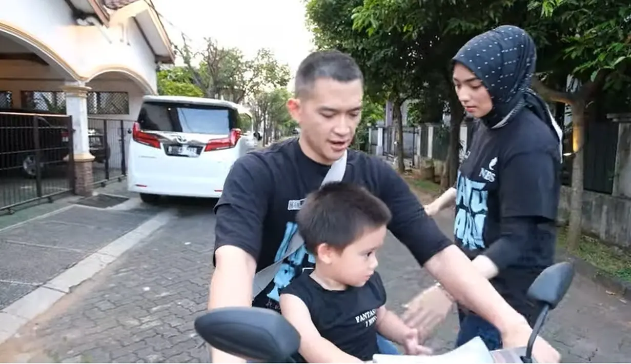 Pada hari pertama puasa, Citra dan Rezky berbuka bersama keluarganya. Saat menanti buka, sang buah hati mengajak ayahnya untuk keliling naik motor alias ngabuburit. [Youtube/Ciky Citra Rezky]