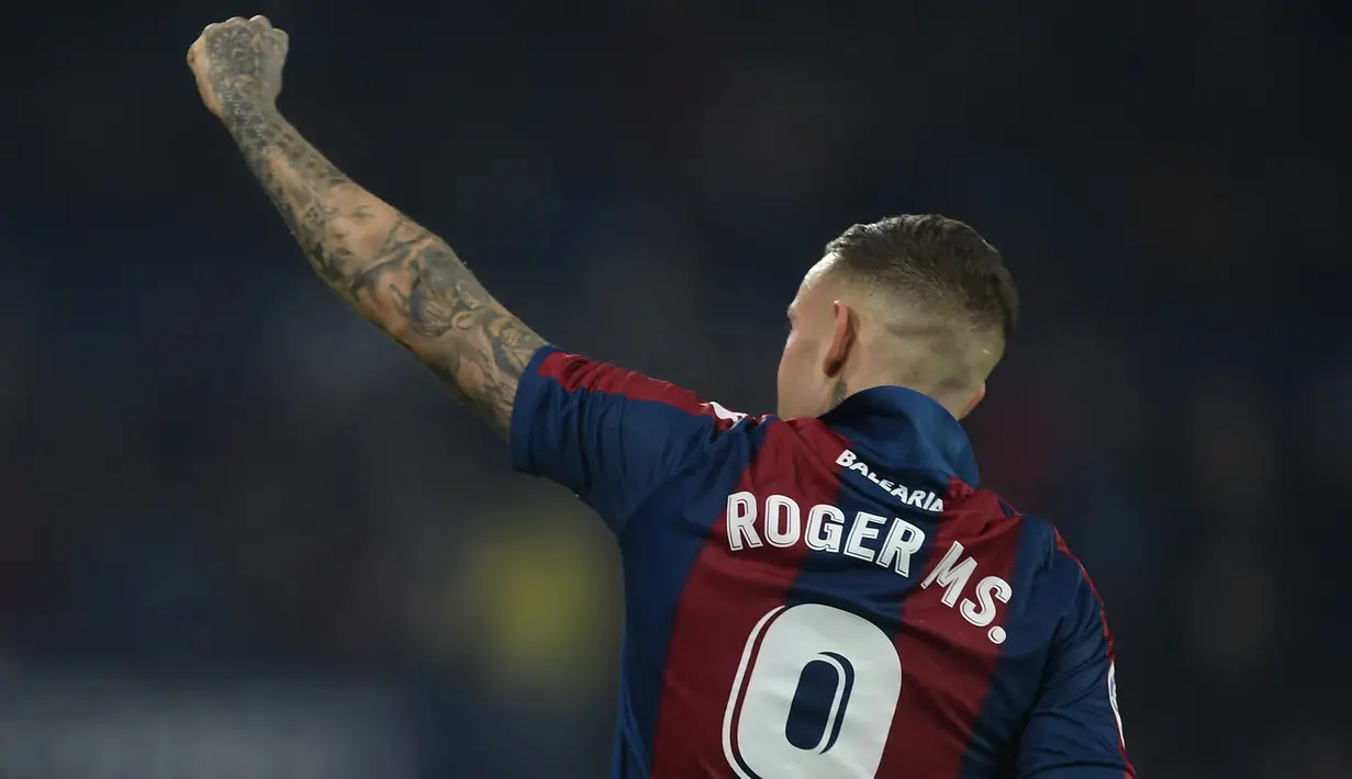 Penyerang Levante, Roger Marti berselebrasi usai mencetak gol ke gawang Valencia pada pertandingan lanjutan La Liga Spanyol di stadion Ciutat de Valencia di Valencia (20/12/2021).  Valencia menang atas Levante 4-3. (AFP/Jose Jordan)