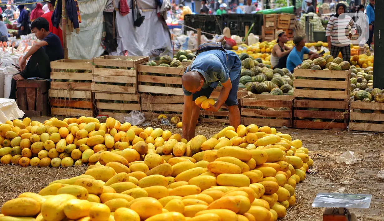 Semangka, pepaya, pisang kepok, melon, hingga bengkuang menjadi beberape jelnis buah yang banyak dicari pembeli. (Liputan6.com/Angga Yuniar)