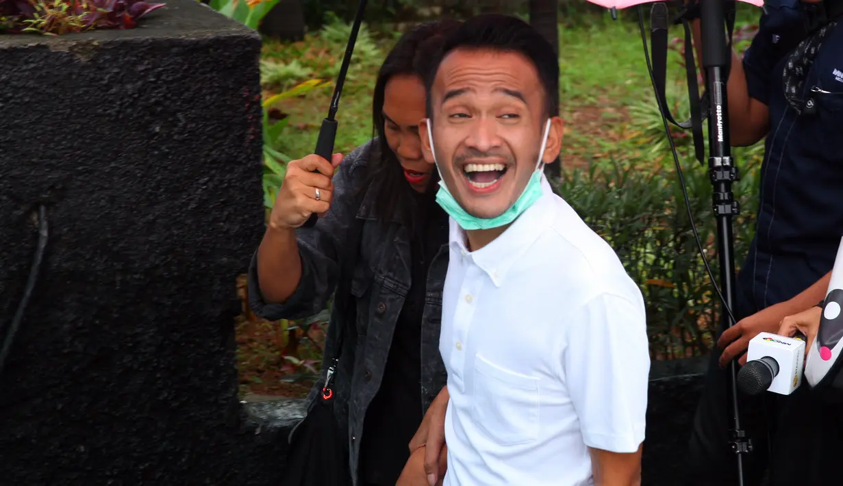 Demi menjaga kesehatan dan tidak ingin terulang kembali, pria yang biasa disapa Bensu itu juga mulai mengurangi kegiatannya. Hal itu sesuai dengan arahan dokter yang menanganinya. (Nurwahyunan/Bintang.com)