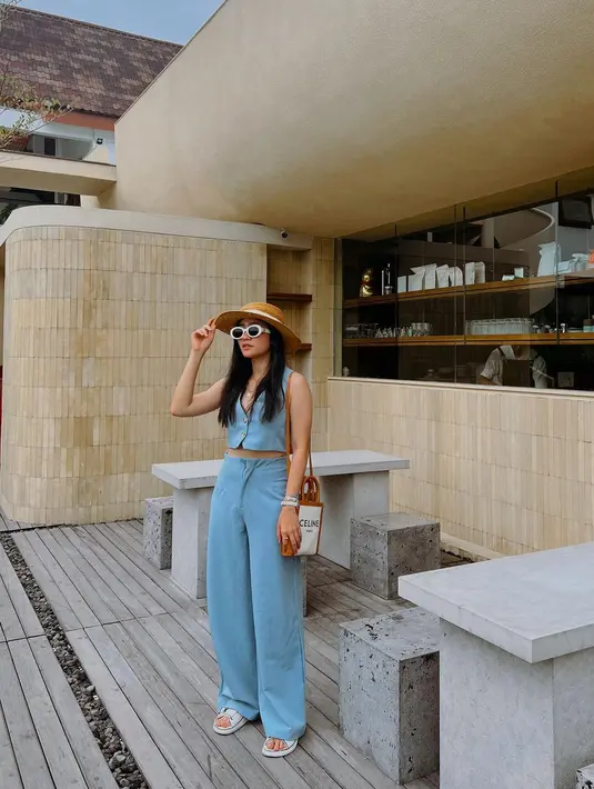 Untuk picnic party, dress warna biru pastel senada jadi andalan keduanya. [Instagram/anissaaziza]