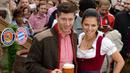 Robert Lewandowski bersama istrinya Anna Stachurska larut dalam keseruan Oktoberfest, Jerman, Minggu (5/10/2014)(AFP PHOTO/CHRISTOF STACHE)