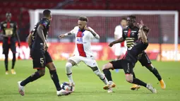 Pemain Paris Saint-Germain Neymar (tengah) memperebutkan bola dengan pemain Rennes Flavian Tait (kanan) pada pertandingan Liga Satu Prancis di Stadion Roazhon Park, Rennes, Prancis, Minggu (9/5/2021). Laga berakhir imbang 1-1. (AP Photo/David Vincent)