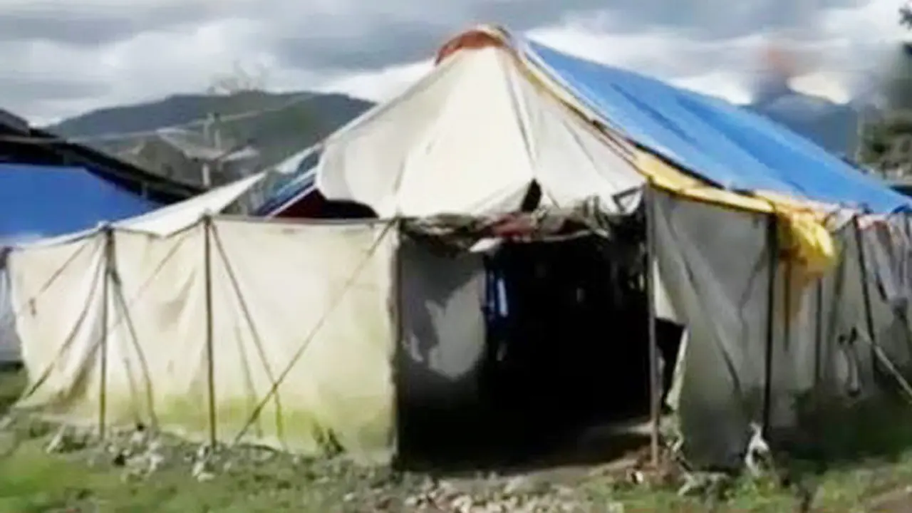 Tenda Pengungsi Gunung Sinabung Sudah Tak Layak Huni 