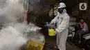 Petugas melakukan fogging nyamuk demam berdarah dengue (DBD) di kampung pemulung Pancoran, Jakarta, Rabu (22/2/2020). Pemerintah mengimbau warga mengantisipasi penyebaran DBD saat musim pancaroba pada April hingga Mei lantaran saat ini terjadi pandemi virus corona COVID-19. (merdeka.com/Imam Buhori)