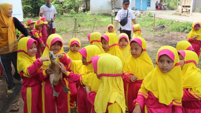 Anak-anak pengunjung eduwisata Toyareja menunjukkan bebek tangkapan mereka, beberapa waktu lalu. (Foto: Liputan6.com/Rudal Afgani)