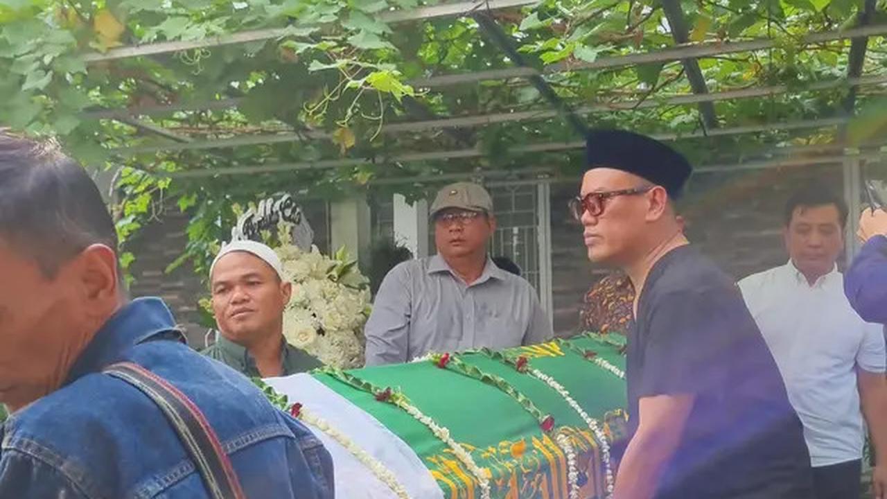 Uya Kuya Antar Sang Ayah Ke Peristirahatan Terakhir, Belum Bisa Sampaikan Pernyataan karena Bingung