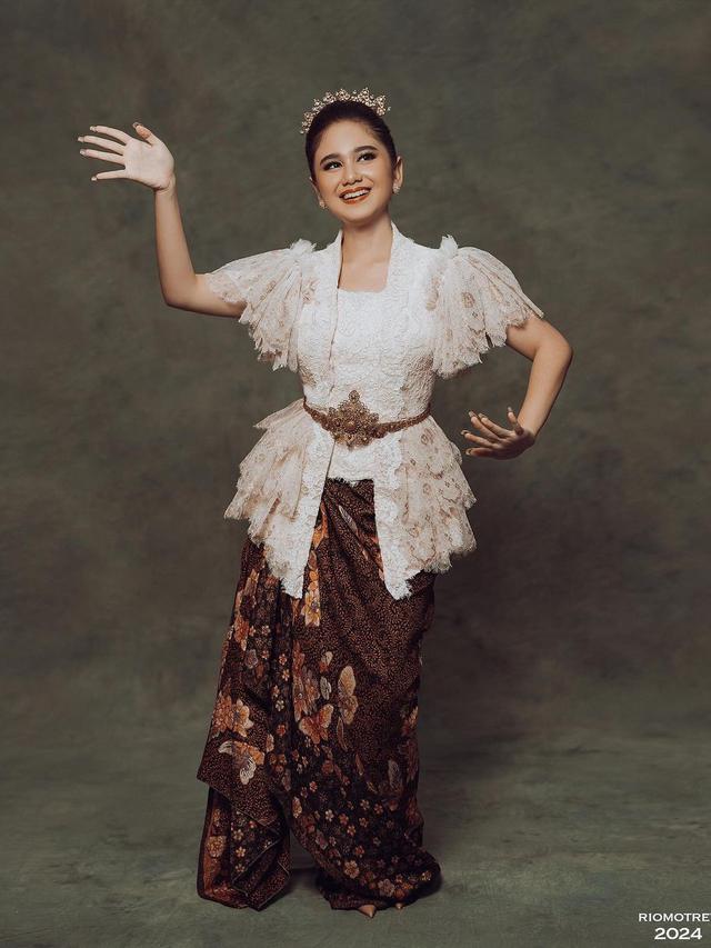 Beda Pesona Glamor Tissa Biani dengan Makeup Bold, Tampil Gaya Klasik dan Tradisional Kontemporer