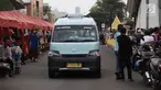 Angkutan kota (angkot) Tanah Abang kembali melintasi Jalan Jatibaru Raya, Jakarta, Sabtu (3/2). Angkot Tanah Abang boleh melintas di jalan itu mulai pukul 15.00 - 08.00 Wib setelah bus Tanah Abang Explorer berhenti beroperasi. (Liputan6.com/Arya Manggala)