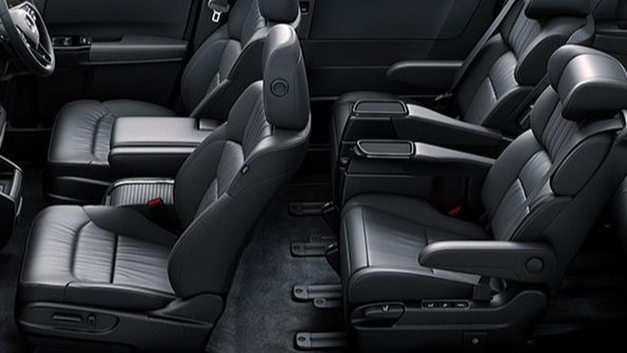 Untuk kenyamanan, ada power seat empat arah di baris kedua. Plus fungsi elektrifikasi pada ottoman dan reclining control.<br>Plus kursi berpemanas, meja tengah, sandaran tangan-meja mini,<br>dan charger USB (Type-C) di kaki sebagai standarnya.&nbsp;<br>