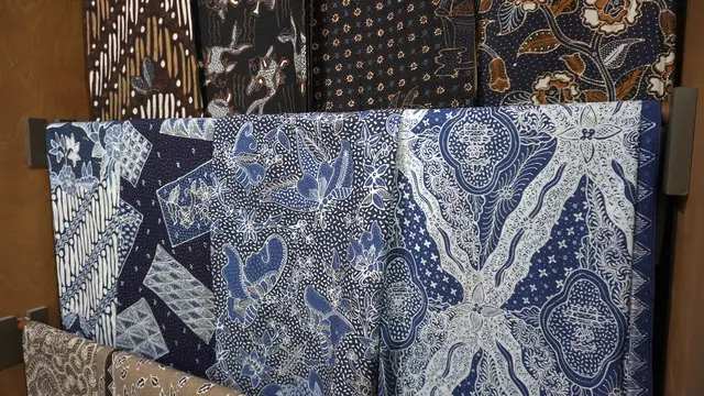 Kain-kain batik klasik dengan warna alam indigo.