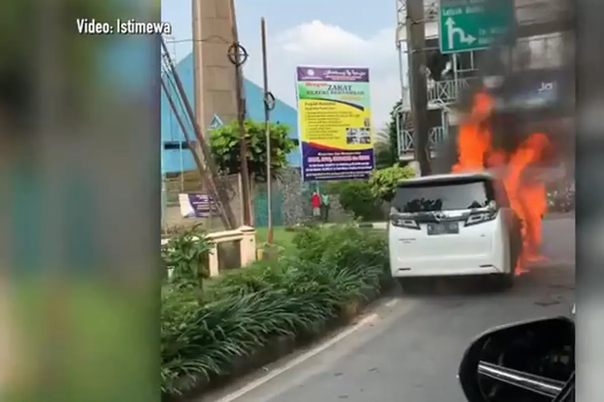 Sebuah Toyota Alphard terbakar di Pondok Indah, Jakarta Selatan viral di media sosial