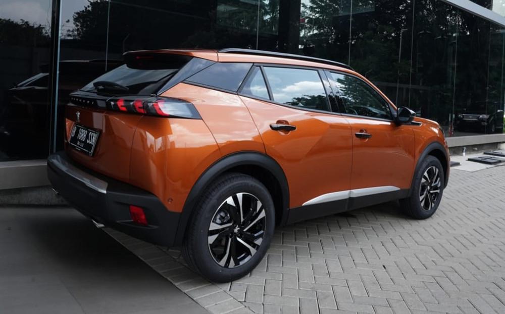 Sisi samping dan belakang Peugeot 2008 nampak sporti