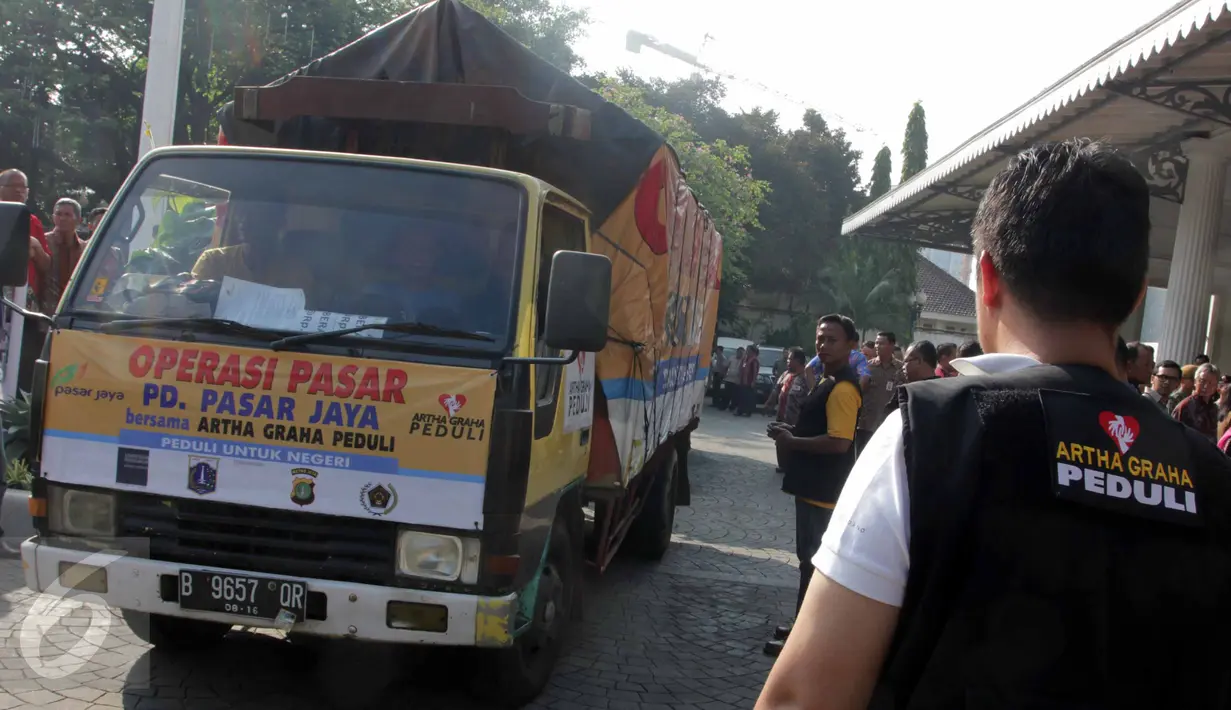 Sebuah truk berisi sembako resmi dilepas saat peresmian kegiatan operasi pasar Artha Graha Peduli yang bekerja sama dengan PD Pasar Jaya, di Balaikota Jakarta, Kamis (2/7/2015). (Liputan6.com/Helmi Afandi)