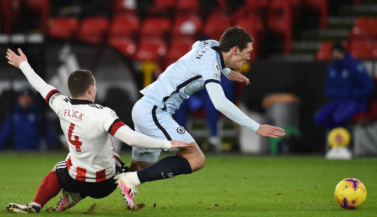 Bek Chelsea, Andreas Christensen (kanan) dijatuhkan gelandang Sheffield United, John Fleck dalam laga lanjutan Liga Inggris 2020/21 pekan ke-23 di Bramall Lane, Minggu (7/2/2021). Chelsea menang 2-1 atas Sheffield United. (AFP/Oli Scarff/Pool)