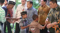 Wapres Jusuf Kalla atau JK saat menggelar open house di kediamannya, Makassar. (Liputan6.com/Eka Hakim)