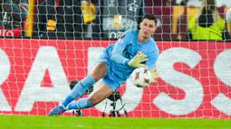 Kiper Lille, Berke Ozer, berhasil menghalau tendangan penalti AS Roma pada matchday kedua Liga Europa di Stadion Olimpico, Roma, Kamis (2/10/2025) malam WIB. (AP Photo/Andrew Medichini)
