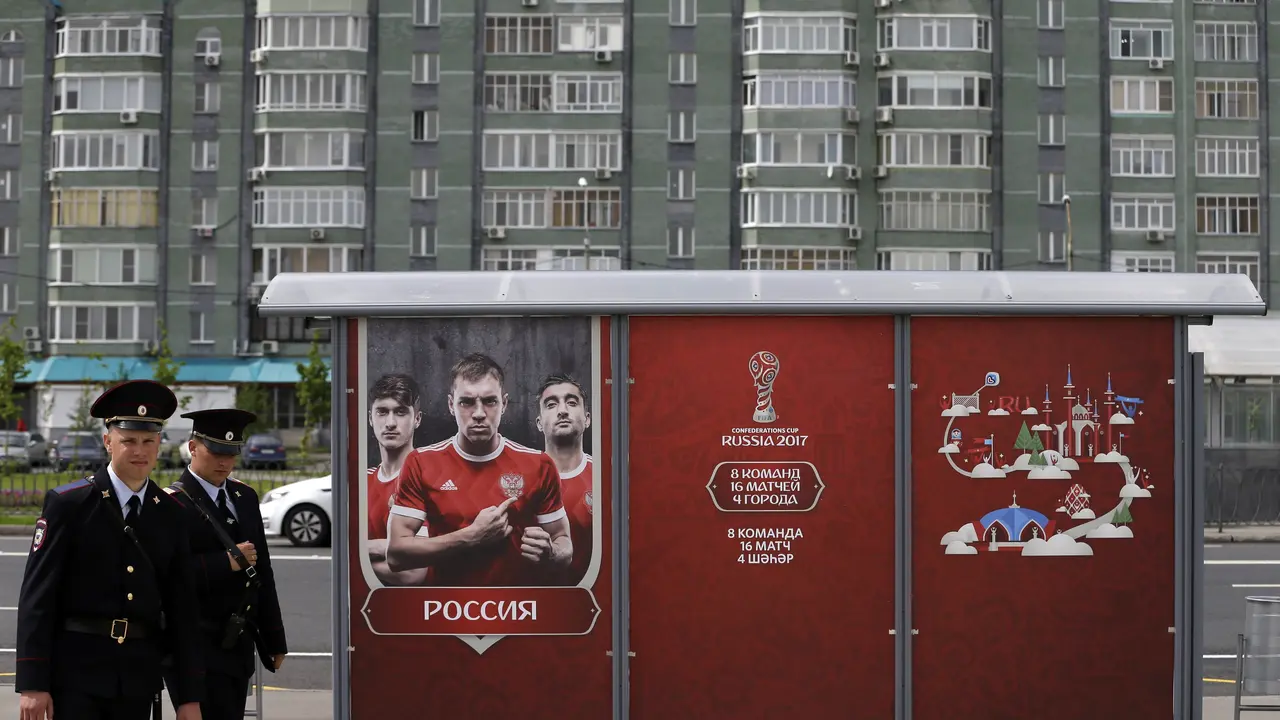 Polisi berpatroli di luar Kazan Arena, Rusia, jelang penyelenggaraan Piala Konfederasi 2017. Kompetisi pemanasan Piala Dunia ini berlangsung pada 17 Juni hingga 2 Juli. 