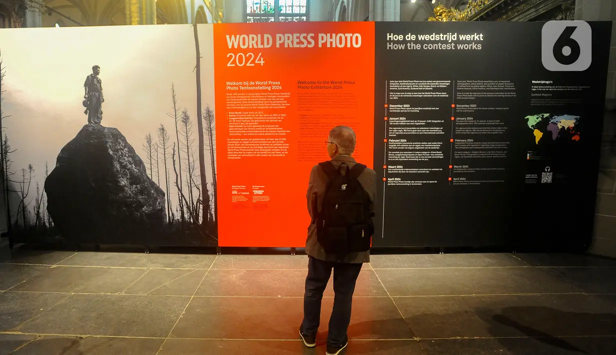 Pengunjung mengamati karya foto pemenang World Press Photo (WPP) 2024 di De Nieuwe Kerk Amsterdam, Belanda, Rabu (22/5/2024). (merdeka.com/Arie Basuki)