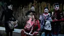 Peserta mewarnai badannya dan mengenakan topeng selama mengikuti parade " La Calabiuza " di El Savador, Minggu (1/11/2015). " La Calabiuza " oleh warga Tonacatepeque diartikan sebagai Hari Kematian. (AFP PHOTO/Marvin RECINOS)
