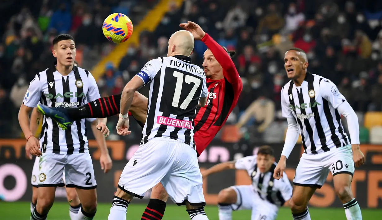 AC Milan berhasil memecah kebuntuan saat laga memasuki injury time babak kedua. Zlatan Ibrahimovic berhasil mencetak gol melalui tendangan salto akrobatik di depan gawang Udinese yang tak mampu dibendung Marco Silvestri. (AFP/Marco Bertorello)