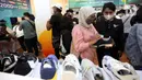 Pengunjung memilih berbagai macam sepatu yang ada pada pameran sneaker dan streetwear berskala internasional Jakarta Sneaker Day (JSD) di ICE BSD City, Tangerang, Banten, Sabtu (25/2/2023). Ada nama-nama besar yang sudah tak asing lagi seperti Atmos, Asics, Bratpack, CAT Footwear, Etaks, FILA, KEEN, New Balance, Our Daily Dose, PUMA, SEEK Indonesia, dan VAST. (Liputan6.com/Johan Tallo)