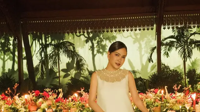 Shandy Aulia Hadir Acara Dior di Langkawi Island dengan dress panjang. [@shandyaulia]