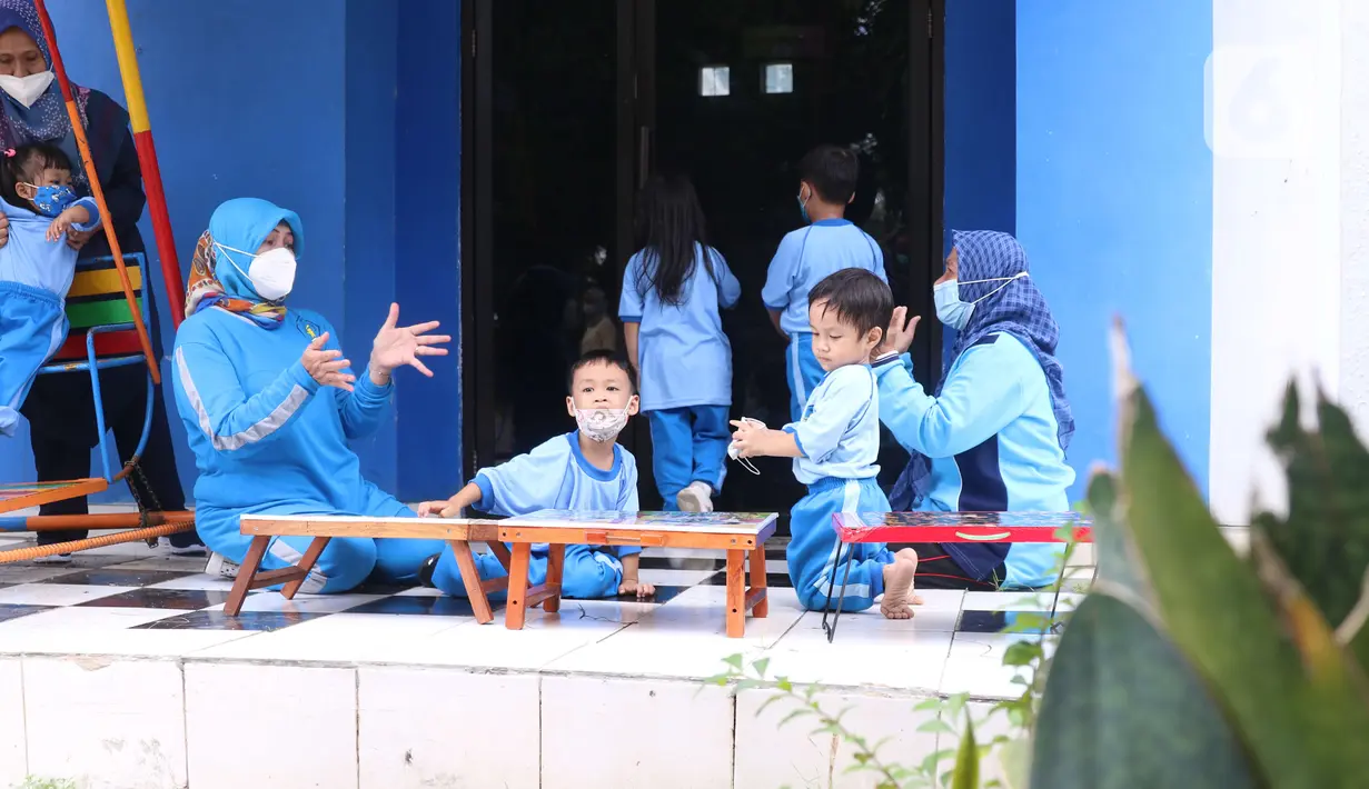 Murid Pendidikan Anak Usia Dini (PAUD) Anyelir Karang Tengah mengikuti kegiatan belajar di luar ruangan di kota Tangerang, Kamis (18/11/2021). Mereka tidak dapat menggunakan gedung fasilitas umum yang biasa untuk PAUD Anyelir karena harus membayar Rp 750 ribu / bulan. (Liputan6.com/Angga Yuniar)