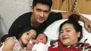 Kebahagiaan tengah dirasakan oleh pasangan Audy Item dan Iko Uwais. Beberapa hari jelang lebaran, pasangan ini dikaruniai anak perempuan. Aneska Layla Putri Uwais nama anak kedua pasangan ini. (Instagram/enews_net)