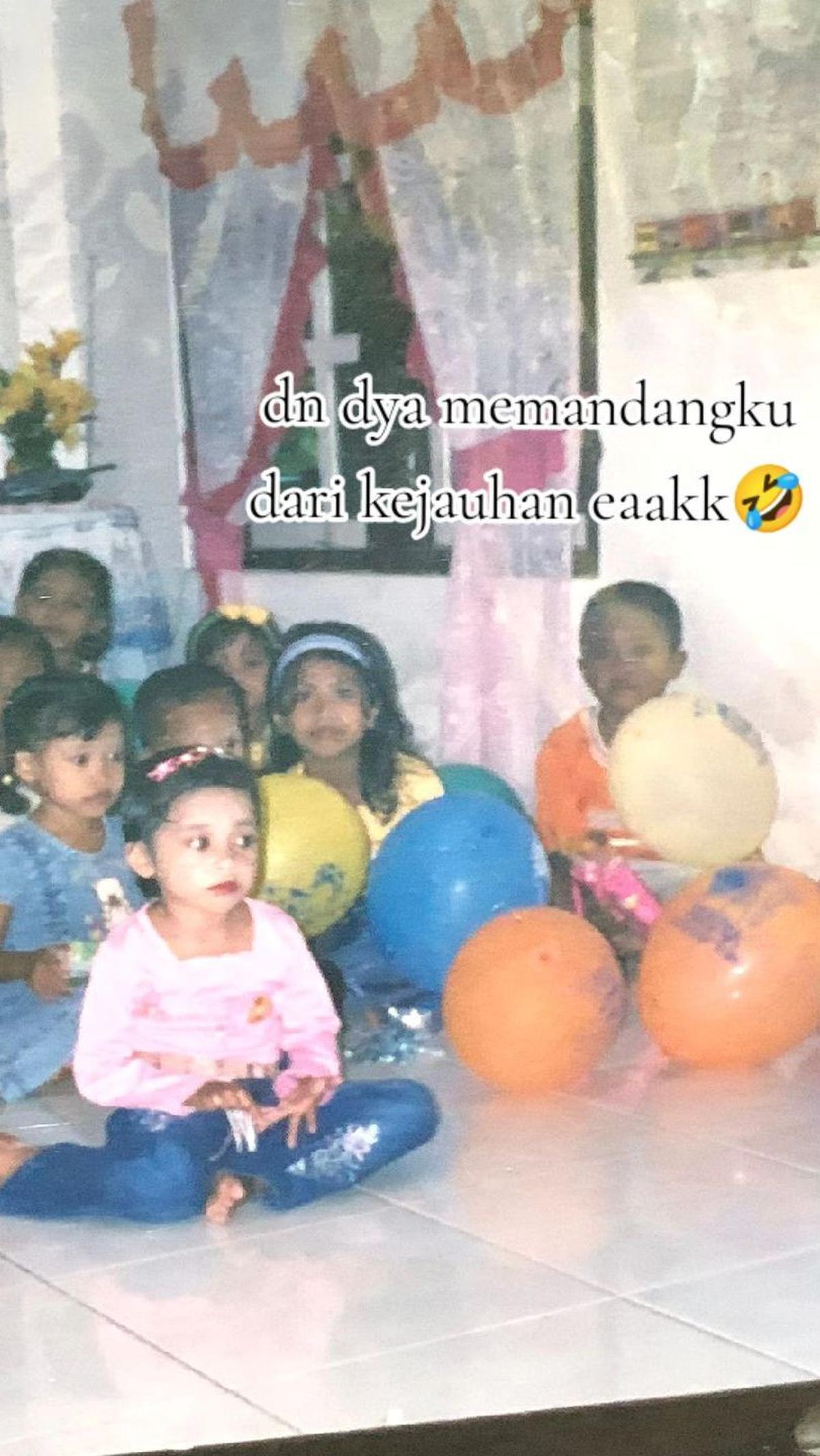 "Dan dya memandangku dari kejauhan caakk 🤣," lanjutnya. <br>