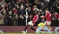 Pemain Manchester United, Kobbie Mainoo (kiri) merayakan gol penyeimbang 4-4 ke gawang Lyon dalam laga lanjutan Liga Europa 2024/2025 di Old Trafford, Manchester, Inggris, Jumat (18/04/2025) dini hari WIB. (AP Photo/Jon Super)