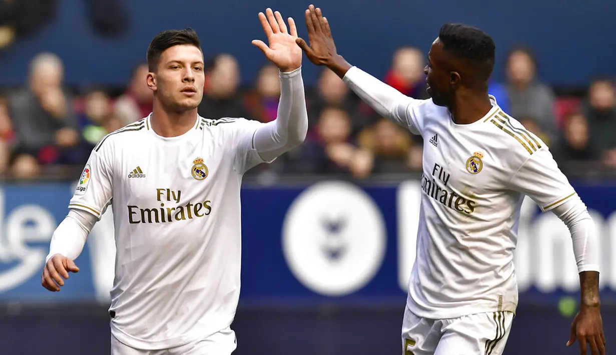 Pemain Real Madrid, Luka Jovic melakukan selebrasi bersama Vinicius Junior usai mencetak gol ke gawang Osasuna pada laga La Liga di Stadion El Sadar, Minggu (9/2/2020). Real Madrid menang 4-1 atas Osasuna. (AP/Alvaro Barrientos)