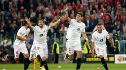 Para pemain Sevilla berlarian usai memenangkan adu penalti atas Benfica (4-2) di final Liga Europa yang digelar di stadion Juventus, Turin, Italia, (15/4/2014). (REUTERS/Juan Medina)