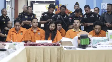 Tersangka kasus narkoba diperlihatkan saat rilis di Gedung Kantor Pos Pasar Baru, Jakarta, Senin (10/9). Sepanjang 2018, jaringan penyelundup berbagai jenis narkotika di wilayah Jabodetabek dan Banten berhasil diungkap. (Liputan6.com/Immanuel Antonius)