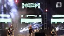 Grup band Jamrud saat tampil di panggung Bergelora perhelatan Berdendang Bergoyang Festival, Kawasan Istora Senayan, Jakarta, Jumat (28/10/2022). Tampil selama lebih kurang satu jam, Jamrud menghentak penggemarnya dengan sejumlah lagu baru dan lawas, diantaranya Telat 3 Bulan, Pelangi di Matamu, Surti Tejo, dll. (Liputan6.com/Helmi Fithriansyah)