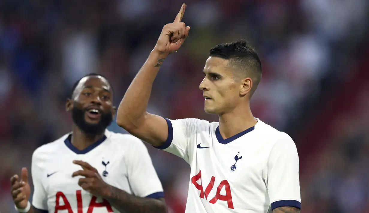 Gelandang Tottenham Hotspur, Erik Lamela berselebrasi usai mencetak gol ke gawang Bayern Muenchen pada pertandingan final Audi Cup 2019 di Alianz Arena, Jerman (1/7/2019). Tottenham menang atas Bayern Muenchen lewat adu penalti 6-5 (2-2). (AP Photo/Matthias Schrader)