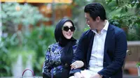 Hamil di usia 43 tahun disyukuri Syahrini. Memasuki usia kandungan 7 bulan, Nyonya Reino Barack pamer sejumlah potret ditemani suami dan tas Hermes. (Foto: Dok. Instagram @princessyahrini)