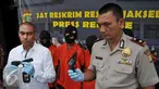 Kasat Reskrim Polres Metro Jakarta Selatan AKBP Audie Latuheru (kiri) menunjukkan barang bukti senjata api saat rilis kasus pencurian dengan kekerasan,di Jakarta, Rabu (25/11). Polisi berhasil mengamankan empat pelaku. (Liputan6.com/Gempur M Surya)