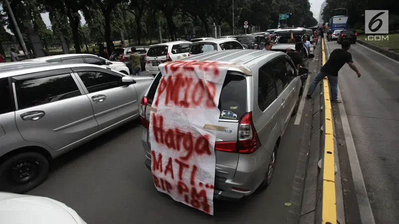 Ratusan Mobil Taksi Online Tutup Jalan Medan Merdeka Barat