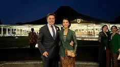 Farah Quinn bersama dengan suaminya, Charles Jost menjadi salah satu tamu undangan di acara ulang tahun puteri keraton Solo, Putri Astrini.Hadir dalam acara yang digelar di Keraton Mangkunegaran, Solo penampilan Farah Quinn tampil beda dari biasanya. (Liputan6.com/IG/@farahquinnofficial)