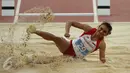 Atlet lompat jauh Indonesia, Maria Londa saat berhasil mendarat usai melakukan lompatan di nomor lompat jauh putri SEA Games 2015 di National Stadium, Singapura, Rabu (10/6/2015). Maria berhasil meraih emas. (Liputan6.com/Helmi Fithriansyah)