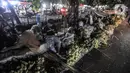 Aktivitas pedagang saat membuat bungkus atau tali ketupat di Pasar Klender, Jakarta Timur, Selasa (11/5/2021) malam. Salah satu pedagang mengaku akibat pandemi corona COVID-19 penjualan ketupat menurun hingga 70 persen. (merdeka.com/Iqbal S Nugroho)