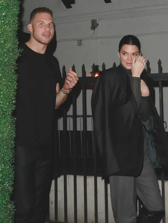 "Blake dan Kendall masih saling mencintai. Namun Blake miliki kewajiban dan fokus terhadap tim barunya," ujar seorang sumber. (E! Online)