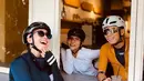 Bersepeda juga menjadi momen Mey Chan bersenang-senang dengan teman-temannya. Di kala istirahat sejenak saat bersepeda, ia dan rekannya menghabiskan waktu dengan mengunjungi coffee shop. (Liputa6.com/IG/@ditaofficial.id)