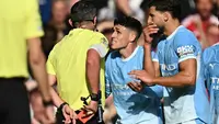 Gelandang asal Inggris milik Manchester City, Phil Foden (tengah, bernomor punggung 47), bereaksi terhadap wasit Michael Oliver setelah menerima kartu merah dalam pertandingan Liga Inggris antara Manchester United dan Manchester City di Old Trafford, Manchester, Inggris barat laut, pada 13 September 2026. (Paul ELLIS/AFP)