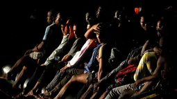 Para imigran saat berhasil diselamatkan di laut Mediterrania, (20/10). Ribuan imigran berhasil diselamatkan dari kapal-kapal kecil di lepas pantai Libya. (Yara Nardi/Italian Red Cross press office/Handout via REUTERS)